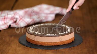 糖果手用刀切巧克力慕斯蛋糕。